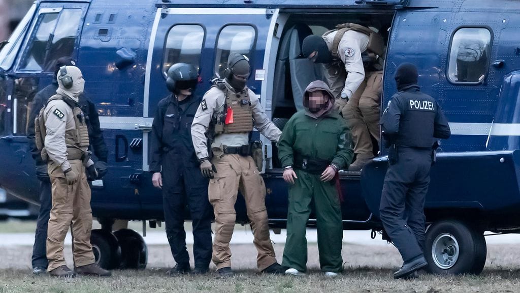 Saksan liittovaltion poliisi kuljetti terrori-iskun suunnittelusta epäillyn miehen helikopterilla Saksan korkeimman oikeiden kuultavaksi Karlsruhessa keskiviikkona 30.1.2019.