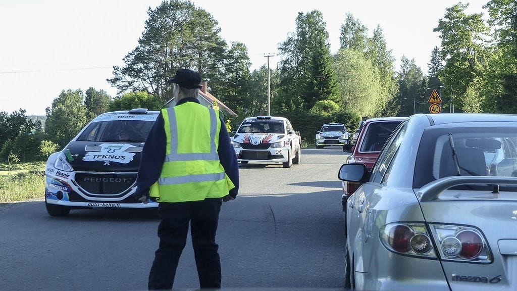 Pohjanmaaralli jouduttiin keskeyttämään perjantain osalta katsojan kuolemaan johtaneen onnettomuuden vuoksi Seinäjoella 15. kesäkuuta 2018. Kuvassa autokunnat palaamassa kisakeskukseen keskeytetyn EK 1:n jälkeen.