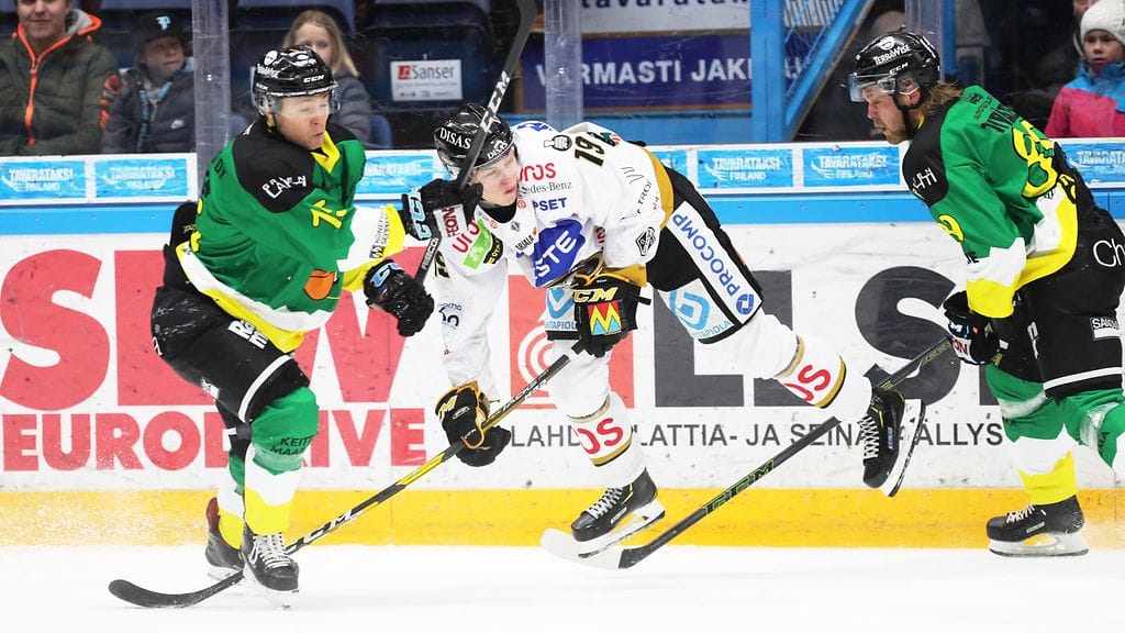 Kärppien hyökkääjä Rasmus Kupari (keskellä) loukkaantui keskiviikon Pelicans-ottelussa.