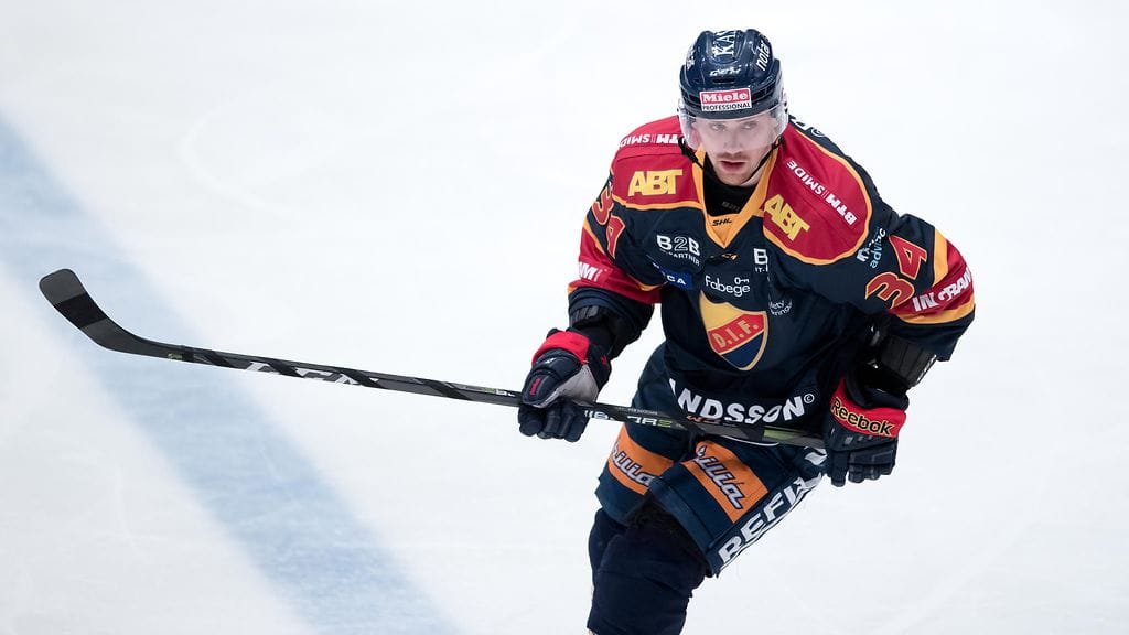 Daniel Brodin iski kiekon häkkiin suoraan aloituksesta. Arkistokuva.