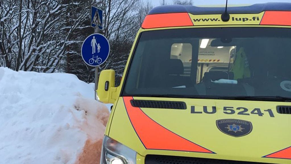 Etelä-Suomessa kertyneet suuret lumimäärät uhkaavat jo ihmisten turvallisuutta, kun pelastusajoneuvot eivät pääse heidän luokseen, jos pelastusteitä ei pidetä puhtaana, varoittaa Länsi-Uudenmaan pelastuslaitos.