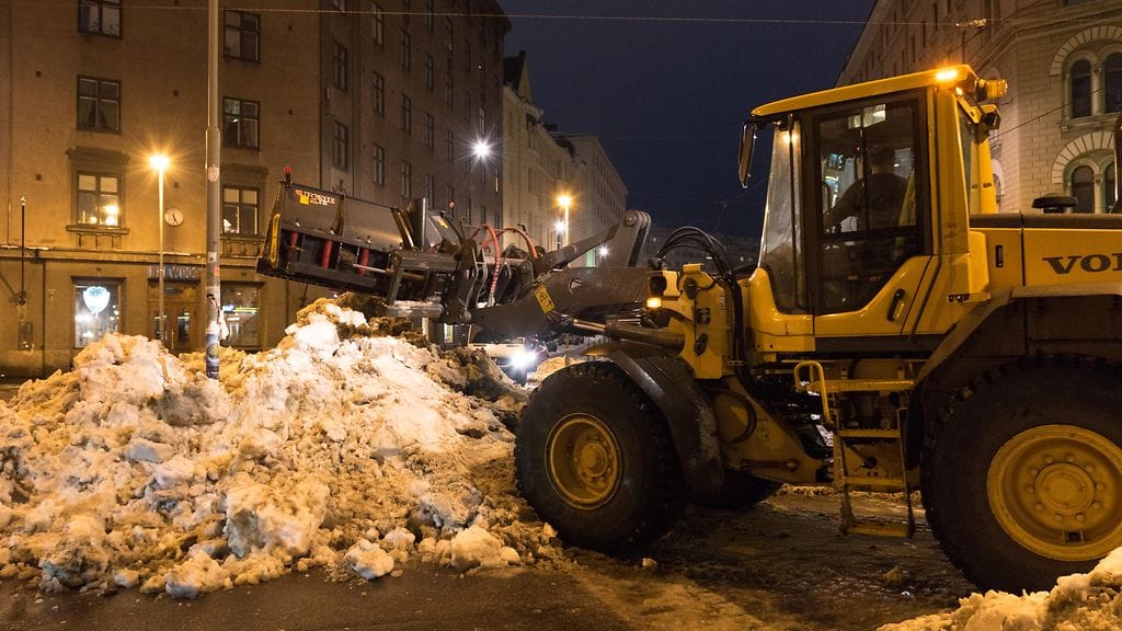 Arkistokuva. Eri puolilla Helsinkiä on sattunut viime aikoina useita vaaratilanteita lumikasojen siirtojen yhteydessä.