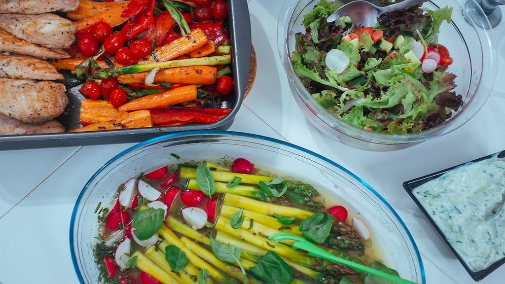 Kaapaus keittiössä -ohjemassa kokataan kasviksia.