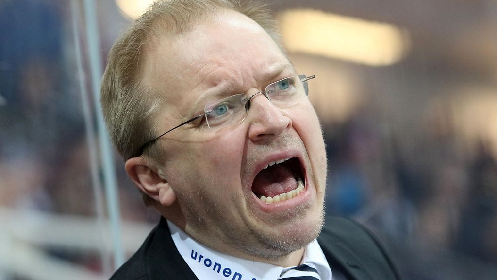 Kalle Kaskinen antoi tuimaa palautetta ottelun erotuomaristolle ensimmäisen erän aikana.