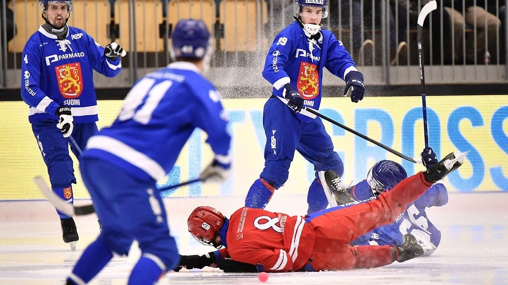 Suomi taipui jääpallon MM-välierissä.