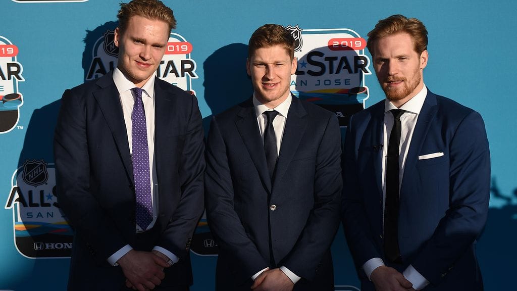 Mikko Rantanen (vasemmalla), Nathan MacKinnon (keskellä) ja Gabriel Landeskog (oikealla) ovat muodostaneet alkukaudella yhden NHL:n tuhoisamman ketjun.