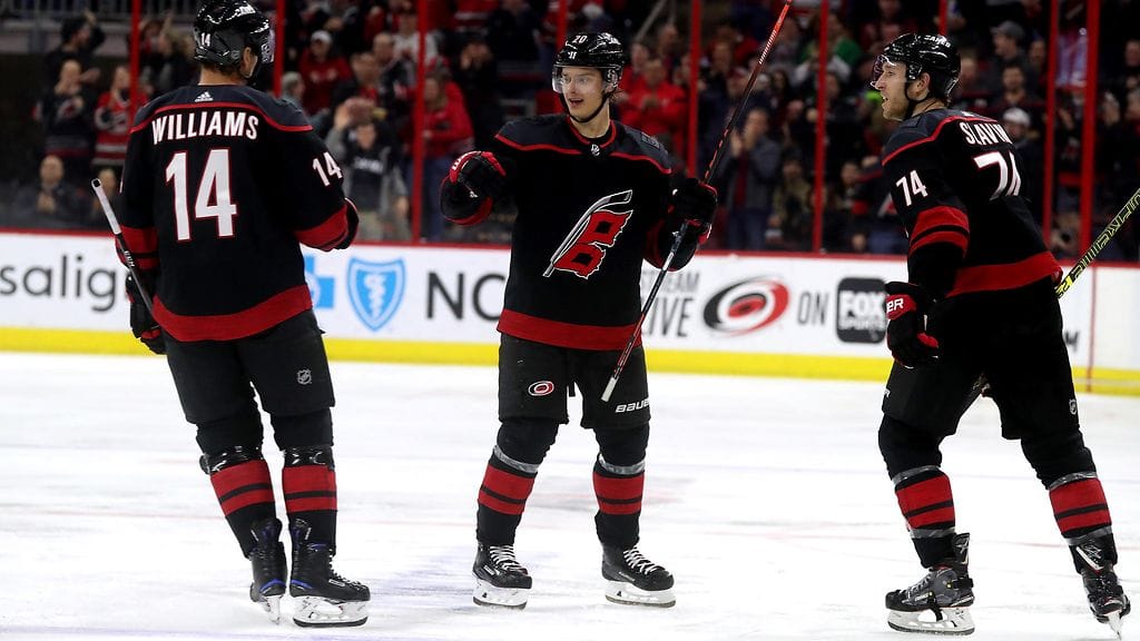 Sebastian Aho (keskellä) värkkäsi Carolina Hurricanesin 4–2-maalin Vegas Golden Knightsia vastaan.