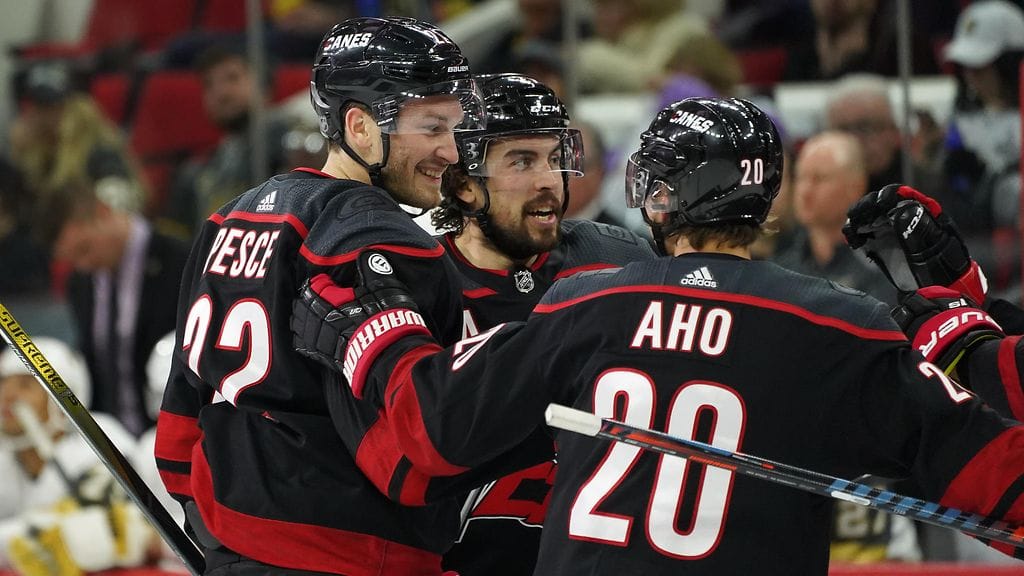 Sebastian Ahon Carolina Hurricanes juhli Vegas Golden Knights -ottelussa ja sen jälkeen.