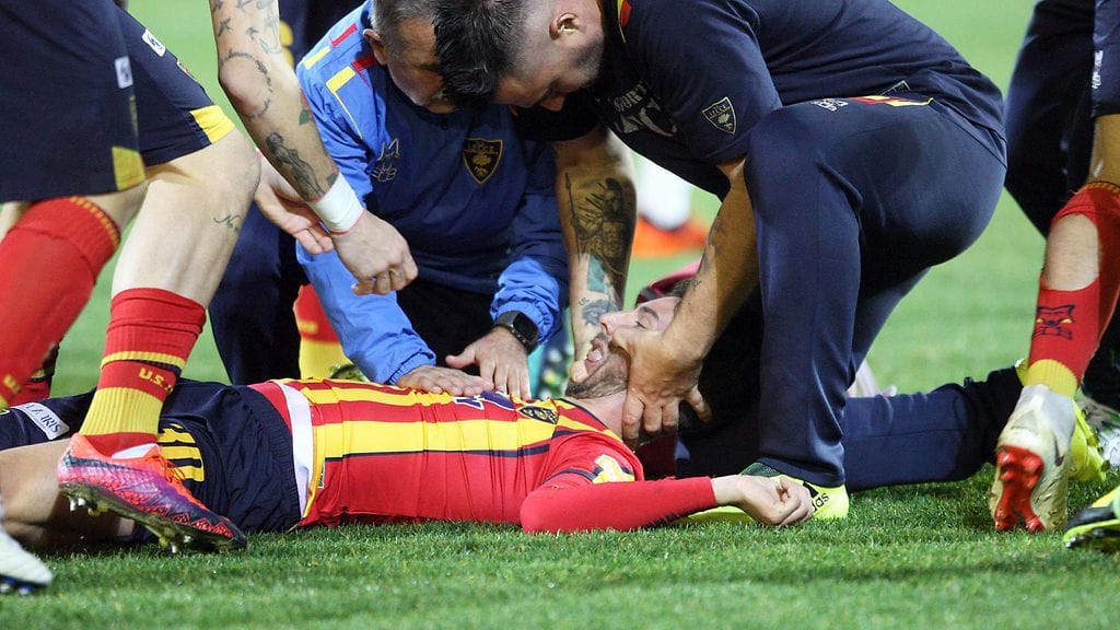 Leccen Manuel Scavone kärsi päävamman Ascolia vastaan, ja ottelu keskeytettiin.