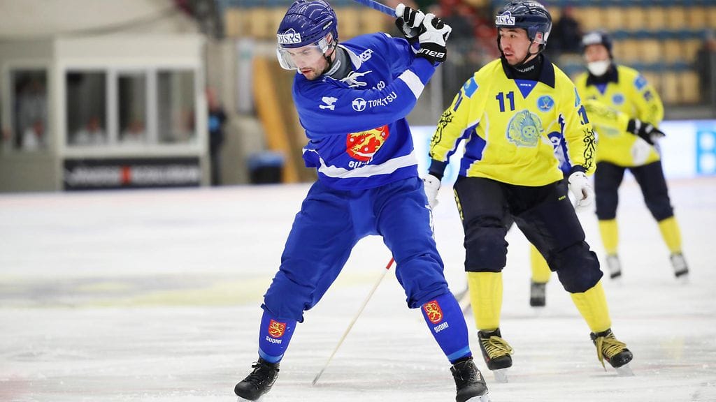 Suomen Samuli Helavuori lyöntitoimissa Kazakstania vastaan.