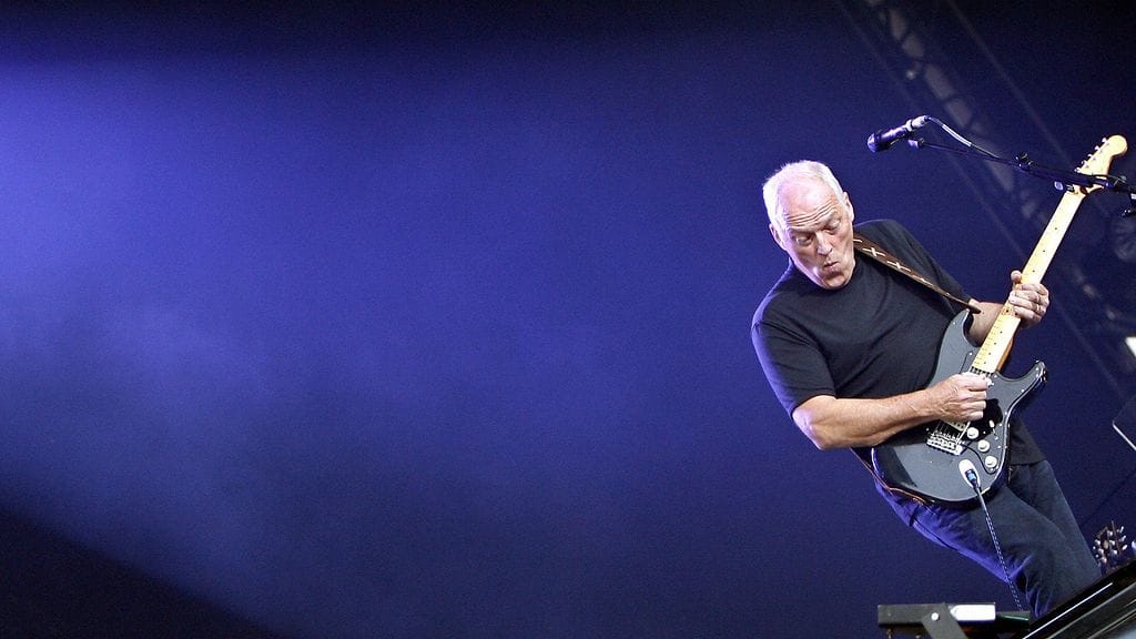 Pink Floydin David Gilmour myy kitaransa huutokaupassa.