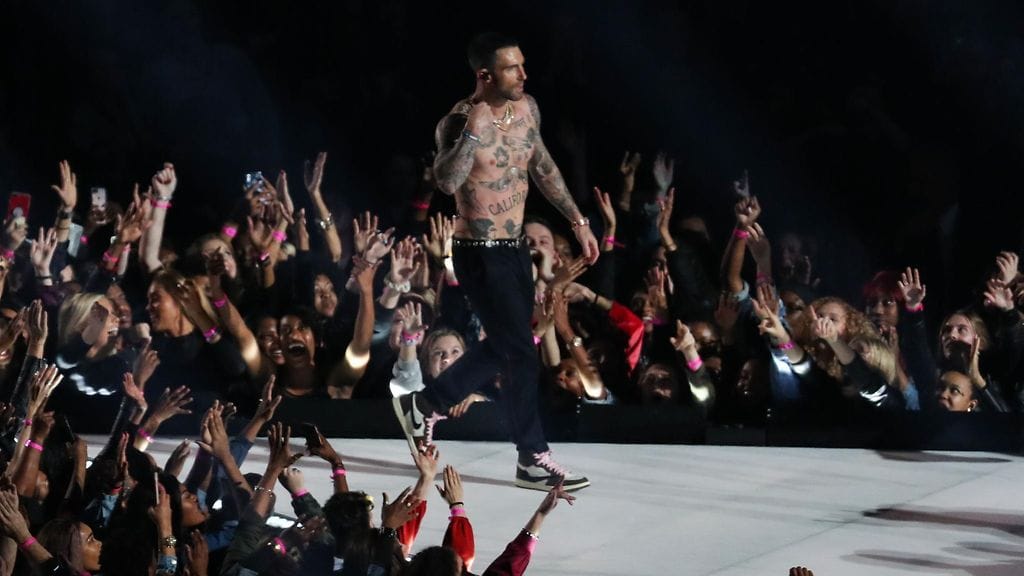 Maroon 5:n laulaja Adam Levine heitti paitansa pois kesken puoliaikashow'n.