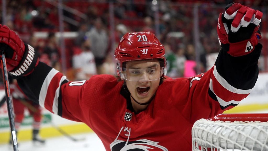 Sebastian Aho naulasi Calgary Flamesia vastaan tehot 1+1.