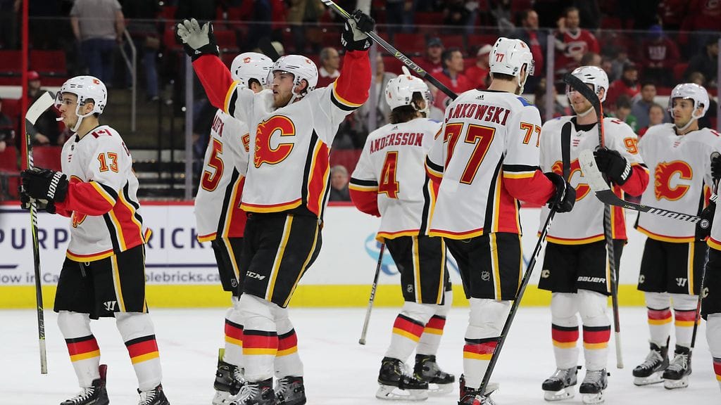 Calgary Flamesin Elias Lindholm provosoi tuuletuksellaan Carolina Hurricanesin faneja.