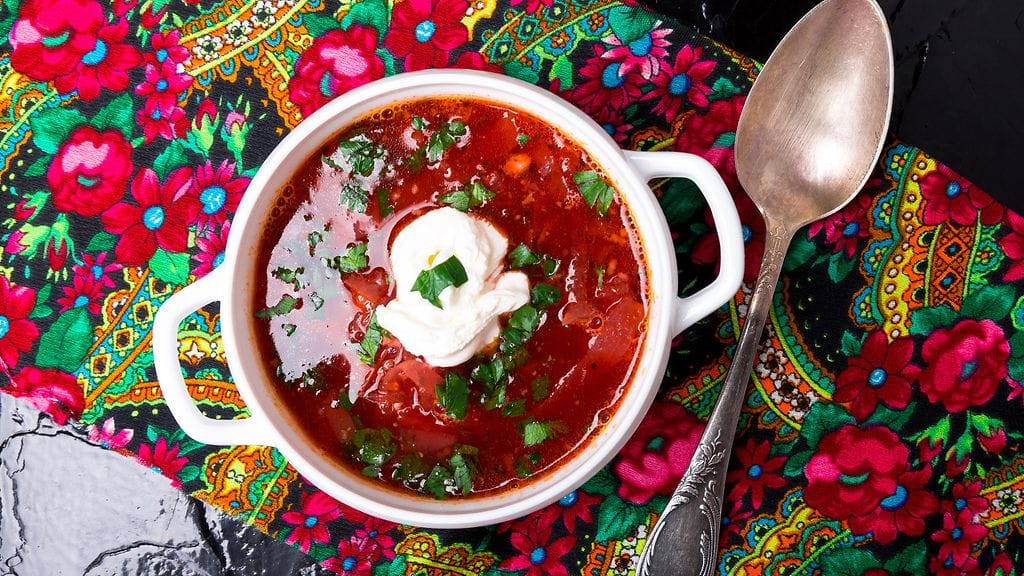 Pirteän punainen borssikeitto on talviruokaa parhaimmillaan.