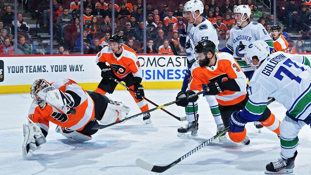 Philadelhia Flyersin maalivahti Carter Hart torjui huimalla tavalla Nikolai Goldobinin laukauksen avopaikasta.