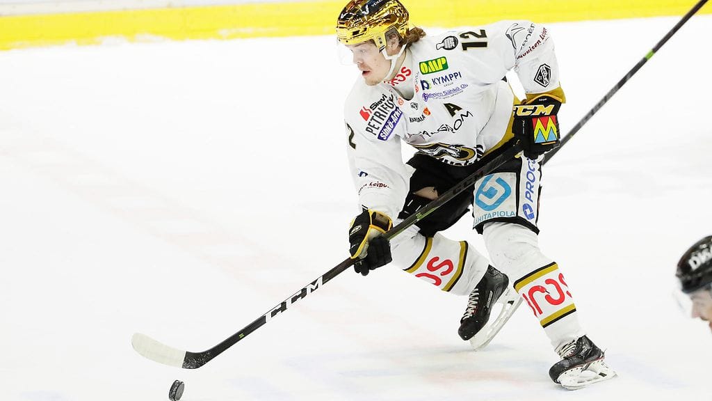 Kärppien kultakypärä Ville Leskinen johtaa tällä hetkellä koko Liigan maalipörssiä.
