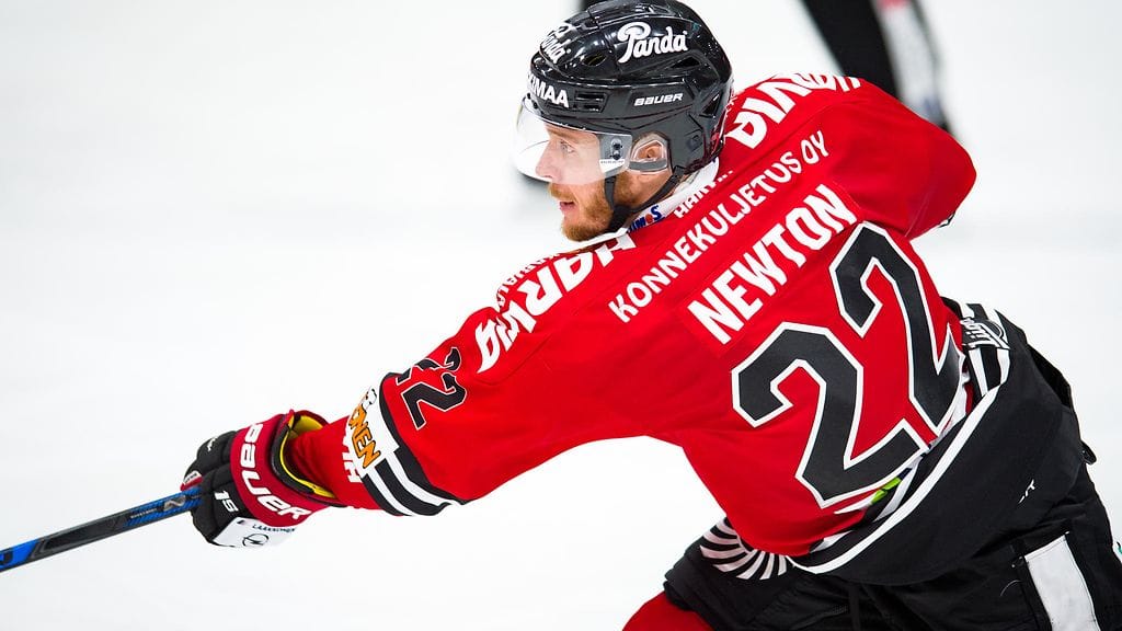 Jake Newton teki ensimmäisessä erässä kaksi maalia Pelicansin verkkoon.