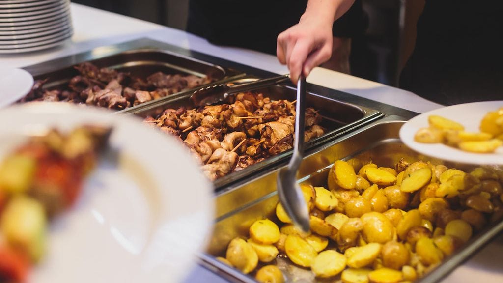 Buffet-ravintolan tarjonta ei vakuuttanut naista.