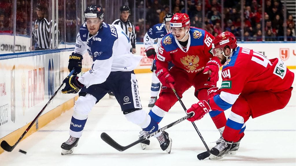 Mikko Lehtonen (vasemmalla) toi Leijonat dramaattisella tavalla tasoihin torstain ottelussa Venäjää vastaan.