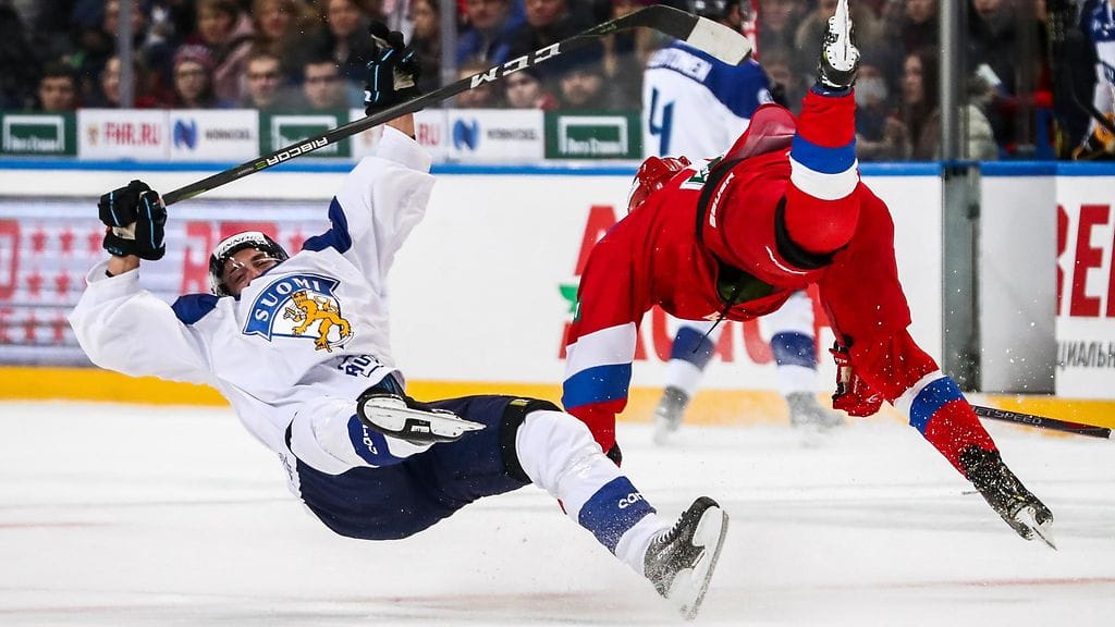 Leijonien hyökkääjä Hannes Björninen joutui rajun taklauksen kohteeksi torstain Venäjä-pelissä.
