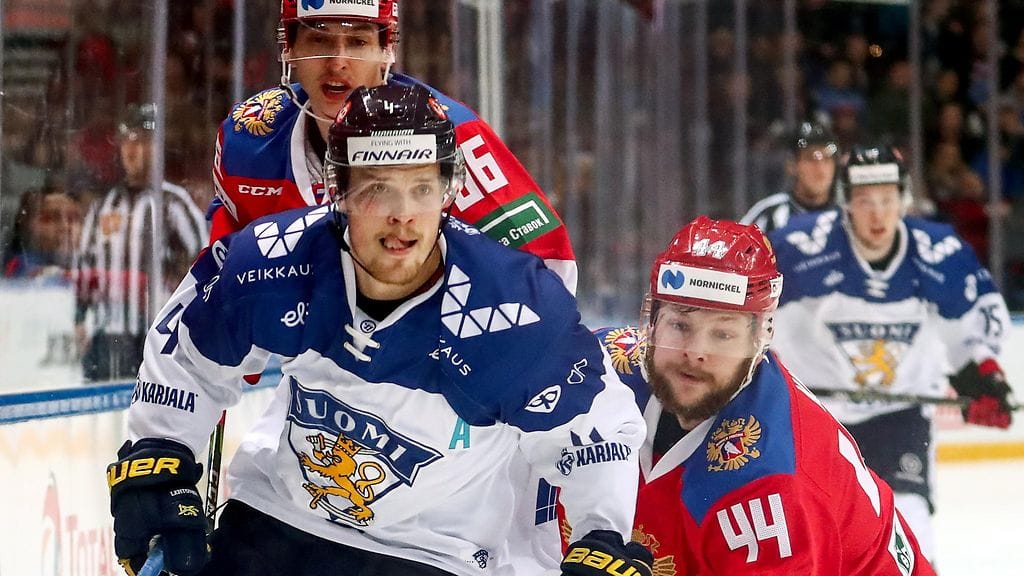 Mikko Lehtonen (etualalla) iski Leijonien 2-2-tasoitusmaalin aivan torstain Venäjä-pelin kolmannen erän loppuhetkillä.