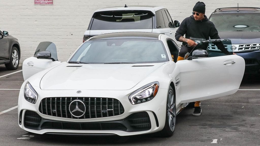 Lewis Hamilton "työsuhdeautonsa" parissa.