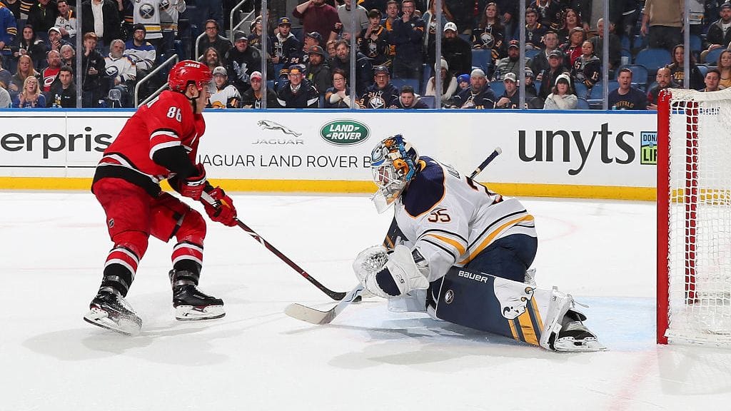 Teuvo Teräväinen veivasi kiekon jatkoajalla komeasti Buffalon maaliin.