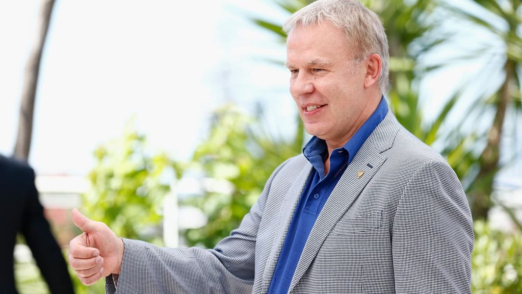 Vjatseslav Fetisov vetää hokkarit jalkaan Brahenkentällä.