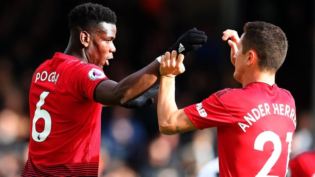 Paul Pogba (vasemmalla) oli jälleen hurjassa iskussa, kun Manchester United kaatoi Valioliigassa Fulhamin 3-0.