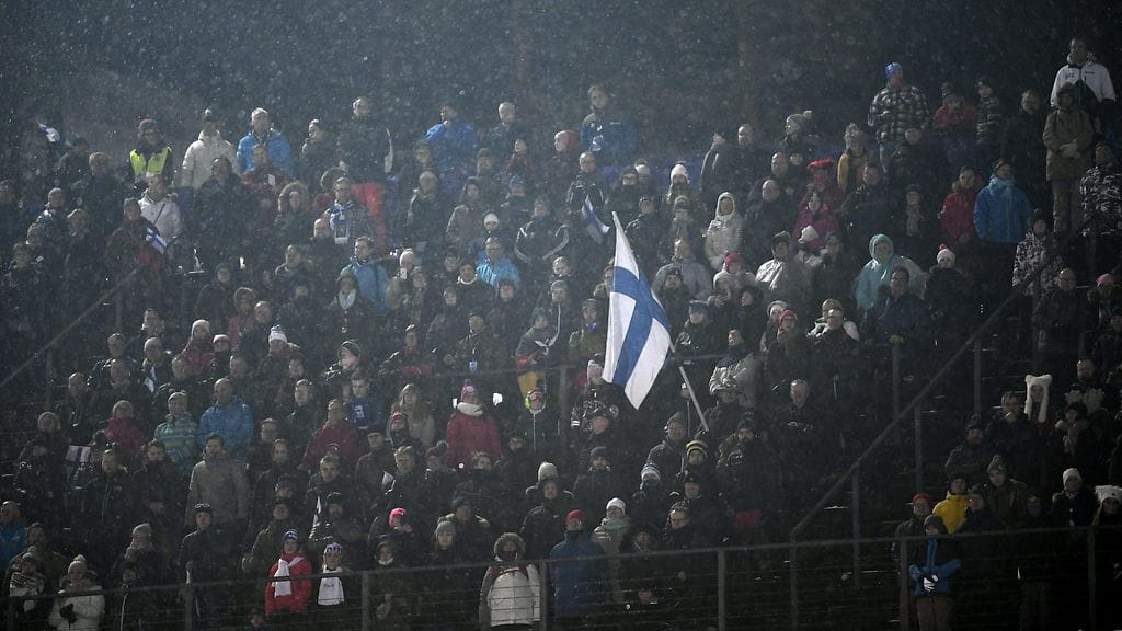 Kotiyleisö herkistyi kyyneliin Matti Nykäsen muistohetken aikana.