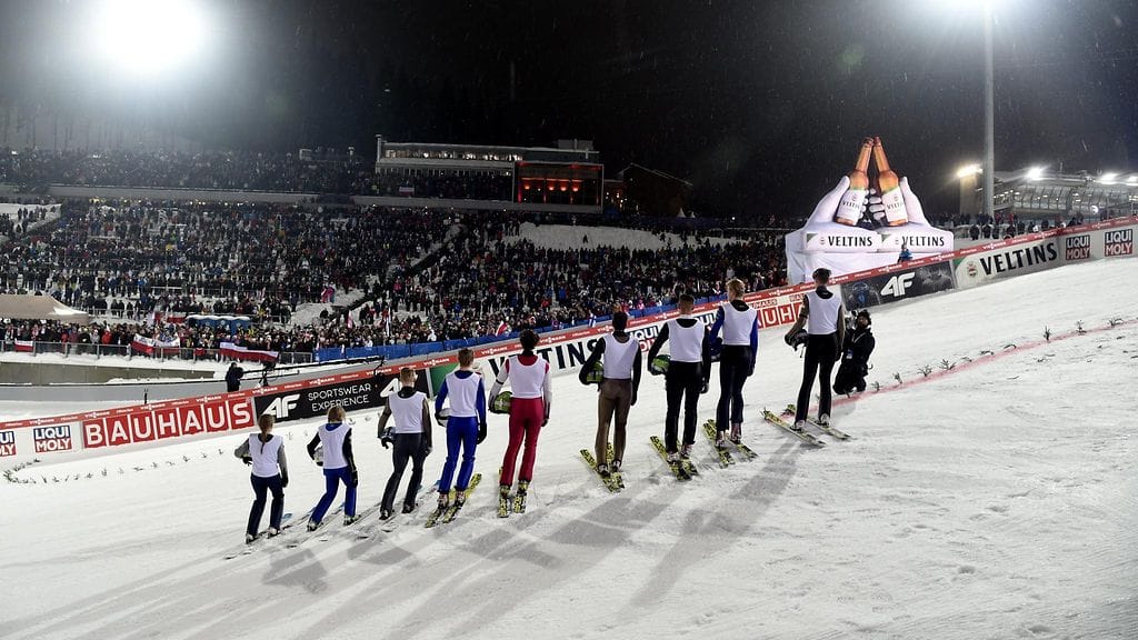 Yhdeksän nuorta urheilijaa laski Lahden mäen Matti Nykäsen Salpausselän kisojen yhdeksän voiton muistolle.