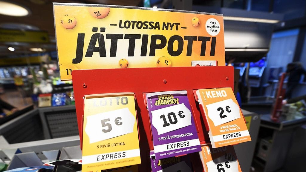 Loton mainos ja pikapelilappuja Helsingissä perjantaina 8. helmikuuta.