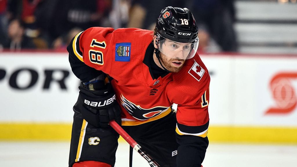 James Neal koki kovia NHL-ottelussa.