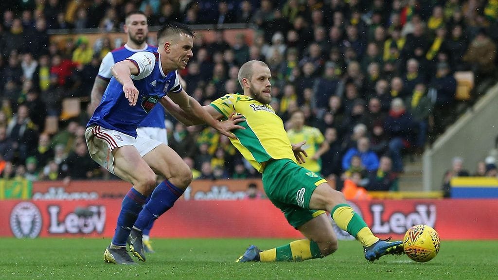 Teemu Pukki kurkottaa palloon ja iskee toisen maalinsa.