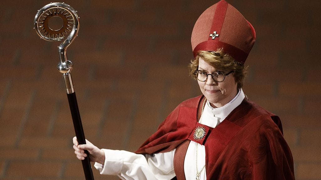 Espoon uudeksi piispaksi vihitty Kaisamari Hintikka virkaanvihkimistilaisuudessaan Espoon tuomiokirkossa.