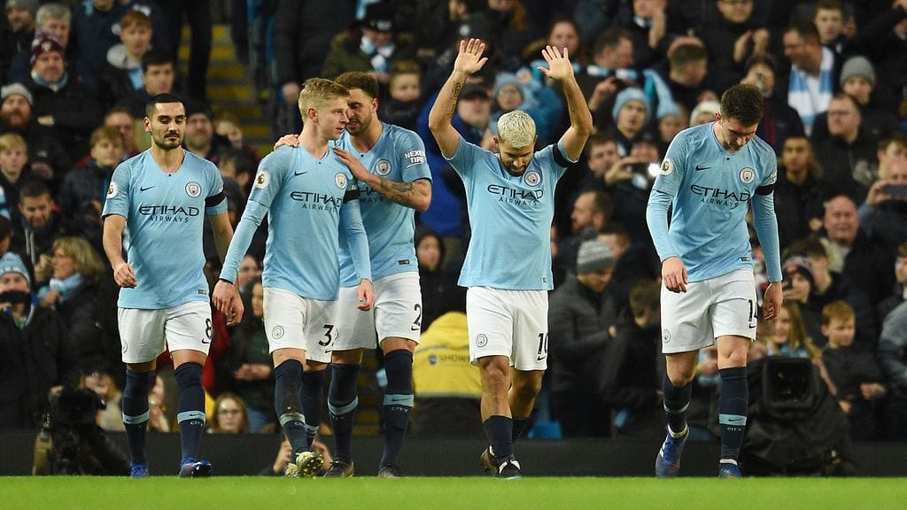 Manchester Cityn joukkue juhlimassa Sergio Agueron 5-0 osumaa.