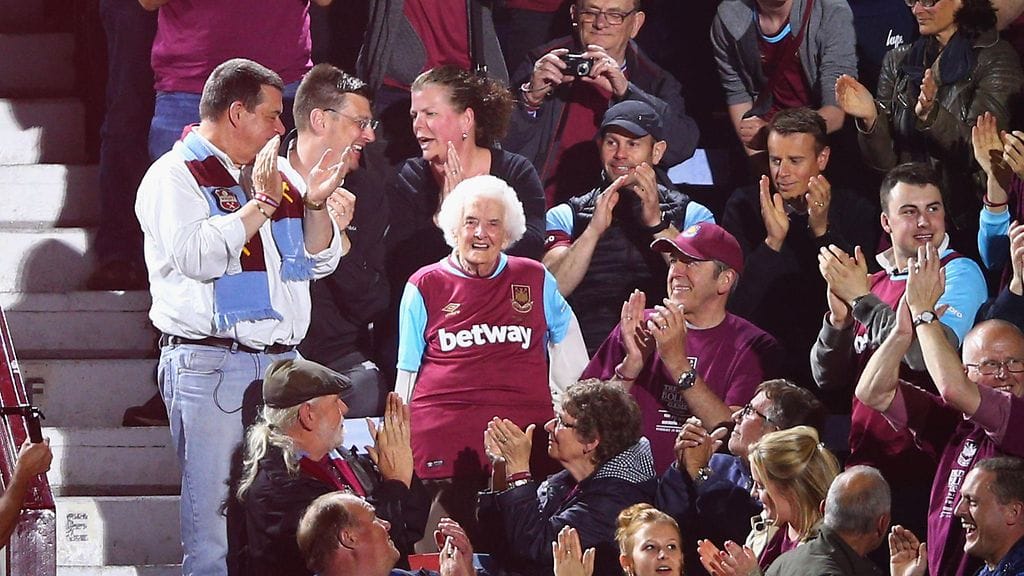 Mabel Arnold juhli 100-vuotispäiviään vuonna 2016 West Hamin ottelussa Manchester Unitedia vastaan.