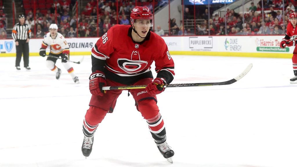 Teuvo Teräväinen viimeisteli maalin Carolina Hurricanesille.