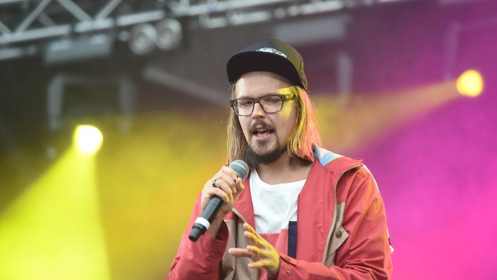 Jukka Poika julkaisi kuvan, jossa torkkuu pienen poikansa kanssa.