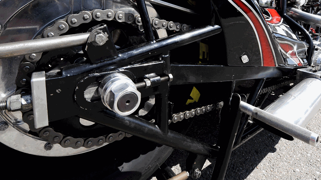 Ilmoittaja kertoi havainneensa miehen, joka yritti rikkoa moottoripyörän virtalukkoa jonkinlaisella porakoneella.