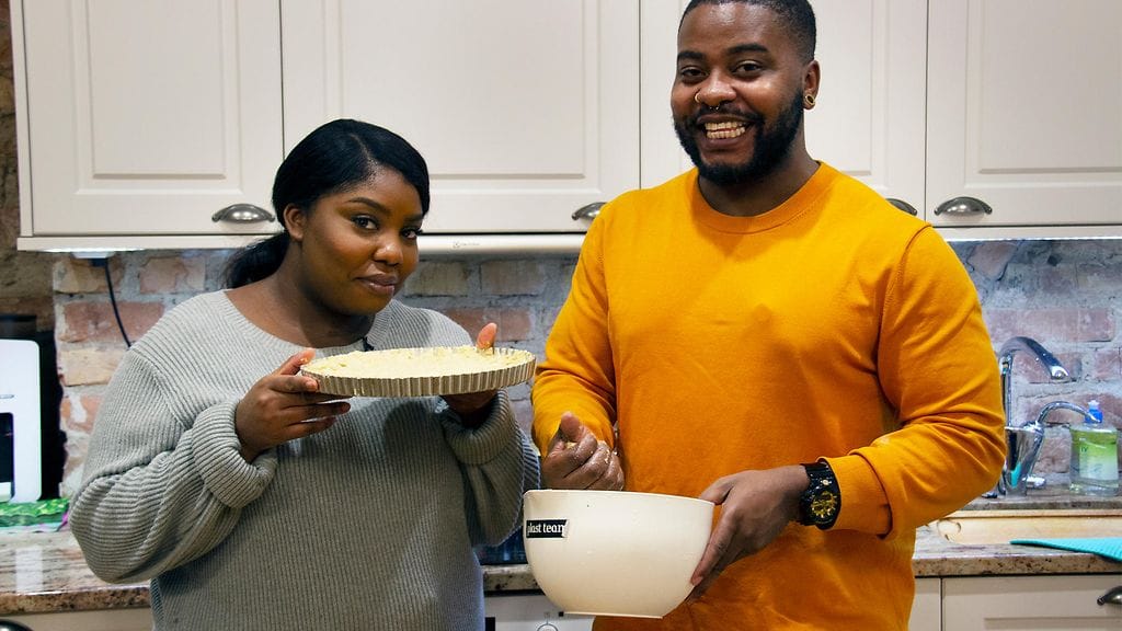 Emma-sisko auttaa Seksikäs Suklaa -nimellä tunnettua Vici Konssia keittiössä.