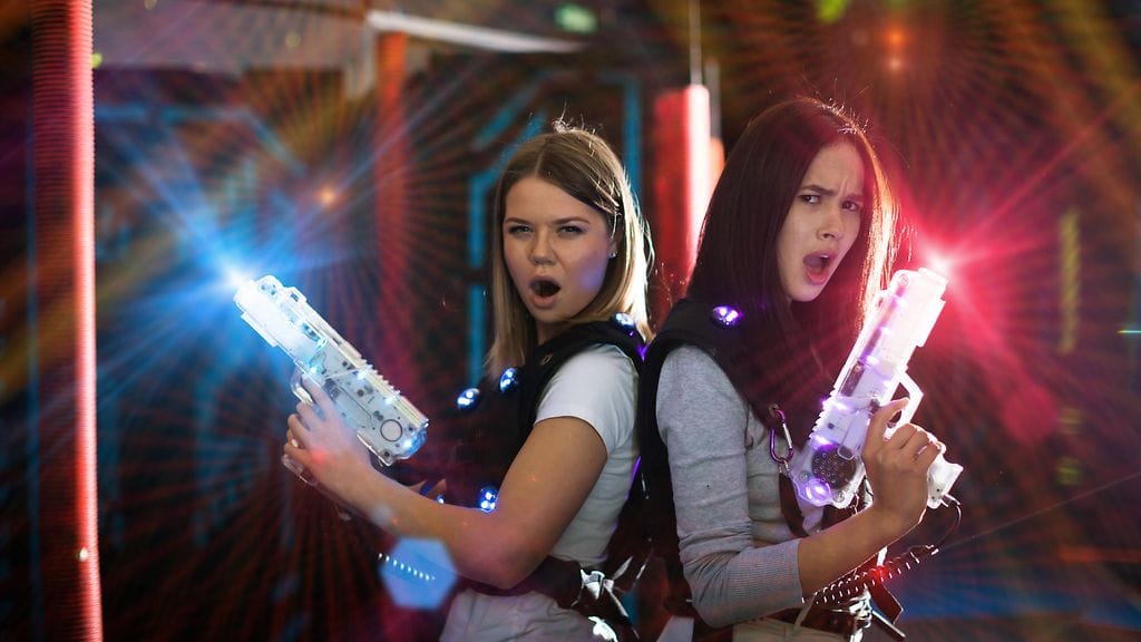 Amandan irtopuuteri hehkui purppuraisena lasersodan valoissa. Kuvituskuva.