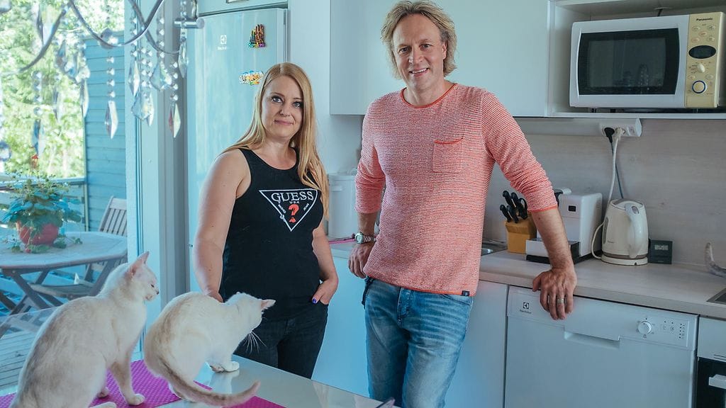 Kaappaus Keittiössä -ohjelmassa Kari Aihinen auttaa Tanjaa.