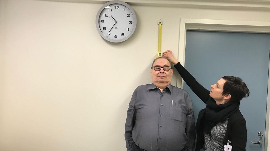 Tuija Kaitso mittaa Arvelan pituuden.