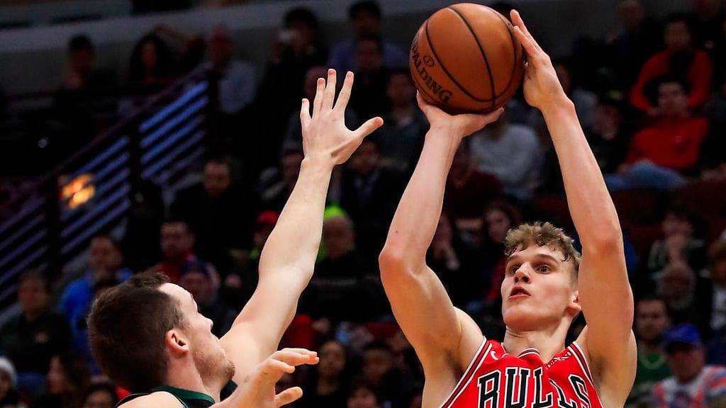 Lauri Markkanen summasi Milwaukee Bucksia vastaan 20 pistettä.