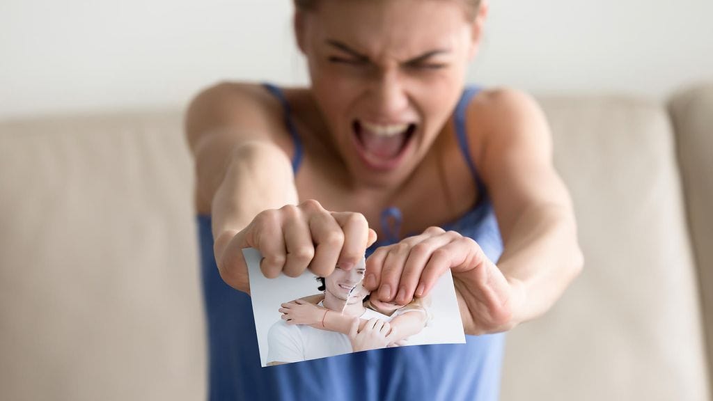 Hooter-ravintola tarjoaa ystävänpäivänä ilmaisia kanansiipiä, jos asiakas tuhoaa ravintolassa kuvan ex-kumppanistaan. Kuvituskuva.