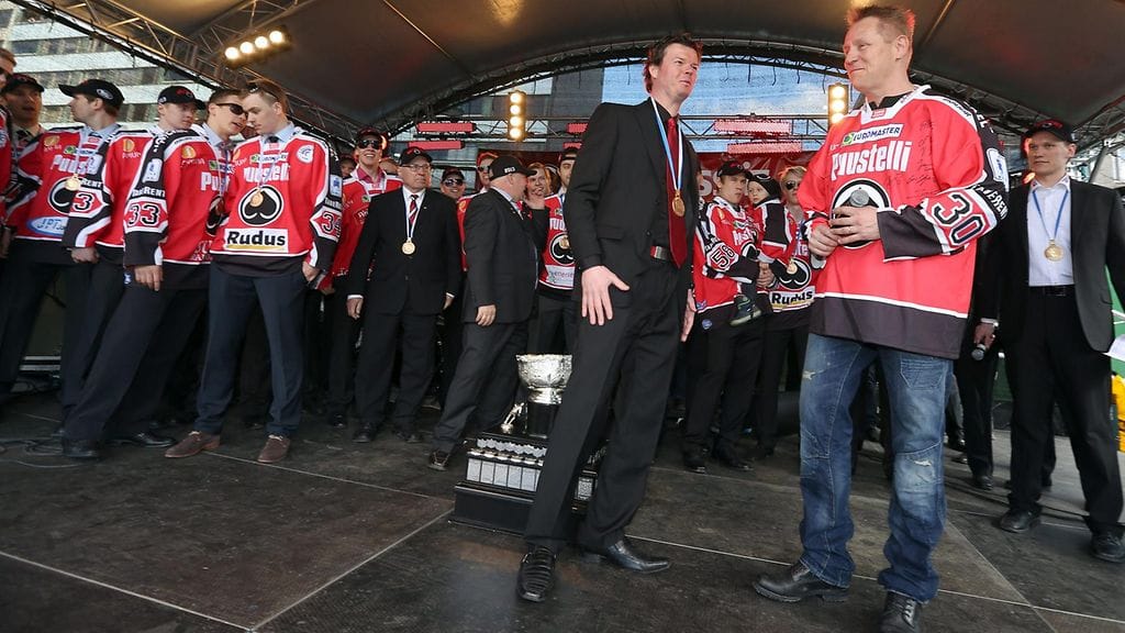 Olli Lindholm lauloi Porin Ässille mestaruusjuhlissa huhtikuussa 2013. Vieressä hänen hyvä ystävänsä Karri Kivi.