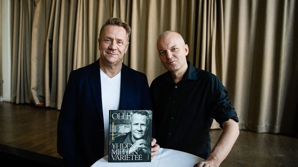 Olli Lindholm ja Arno Kotro tutustuivat Lindholmin elämäkertateosta tehdessään.