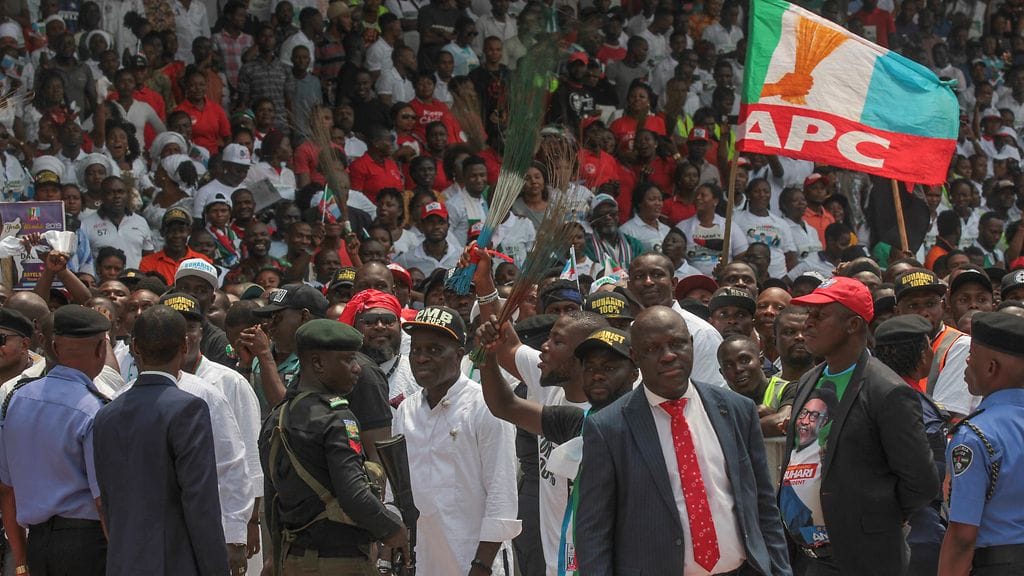 APC-puolueen kannattajia vaalikokoontumisessa.